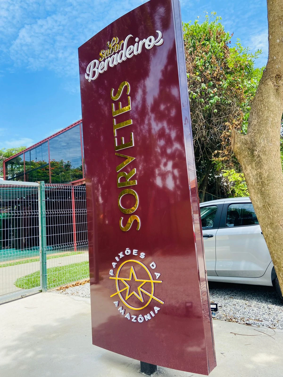 Totem vinho da Sabor Beradeiro com identificação e desenhos de sorvetes.